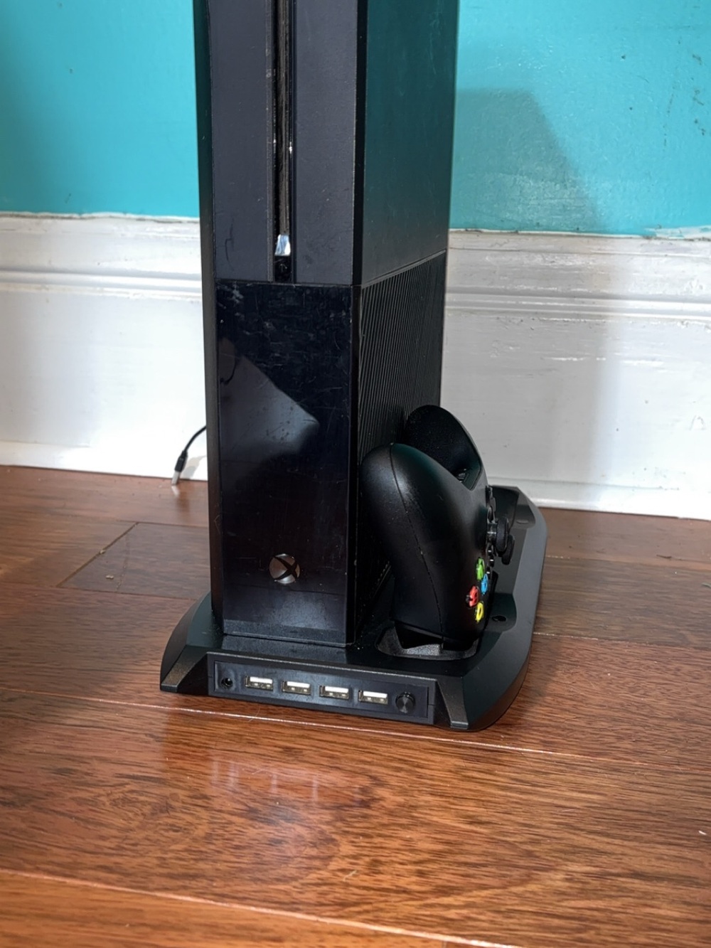 Xbox cooling and controller charging mount with 4 usb ports